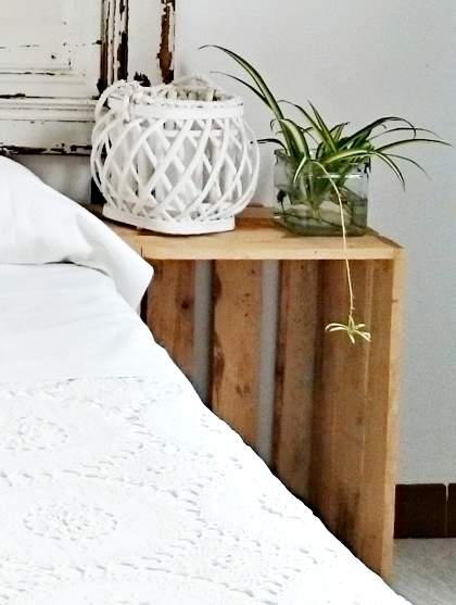 cómo decorar la cabecera de la cama con una puerta reciclada