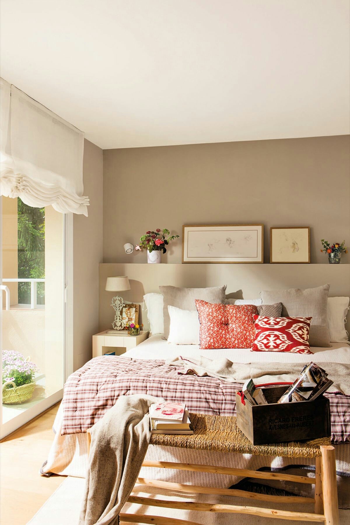 decorar los pies de la cama con una banqueta de de enea