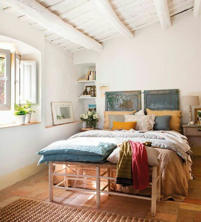 decorar los pies de la cama con una banqueta de de enea