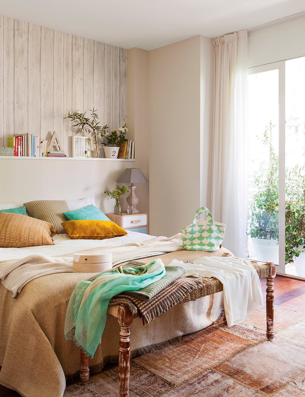 decorar los pies de la cama con una banqueta de de enea