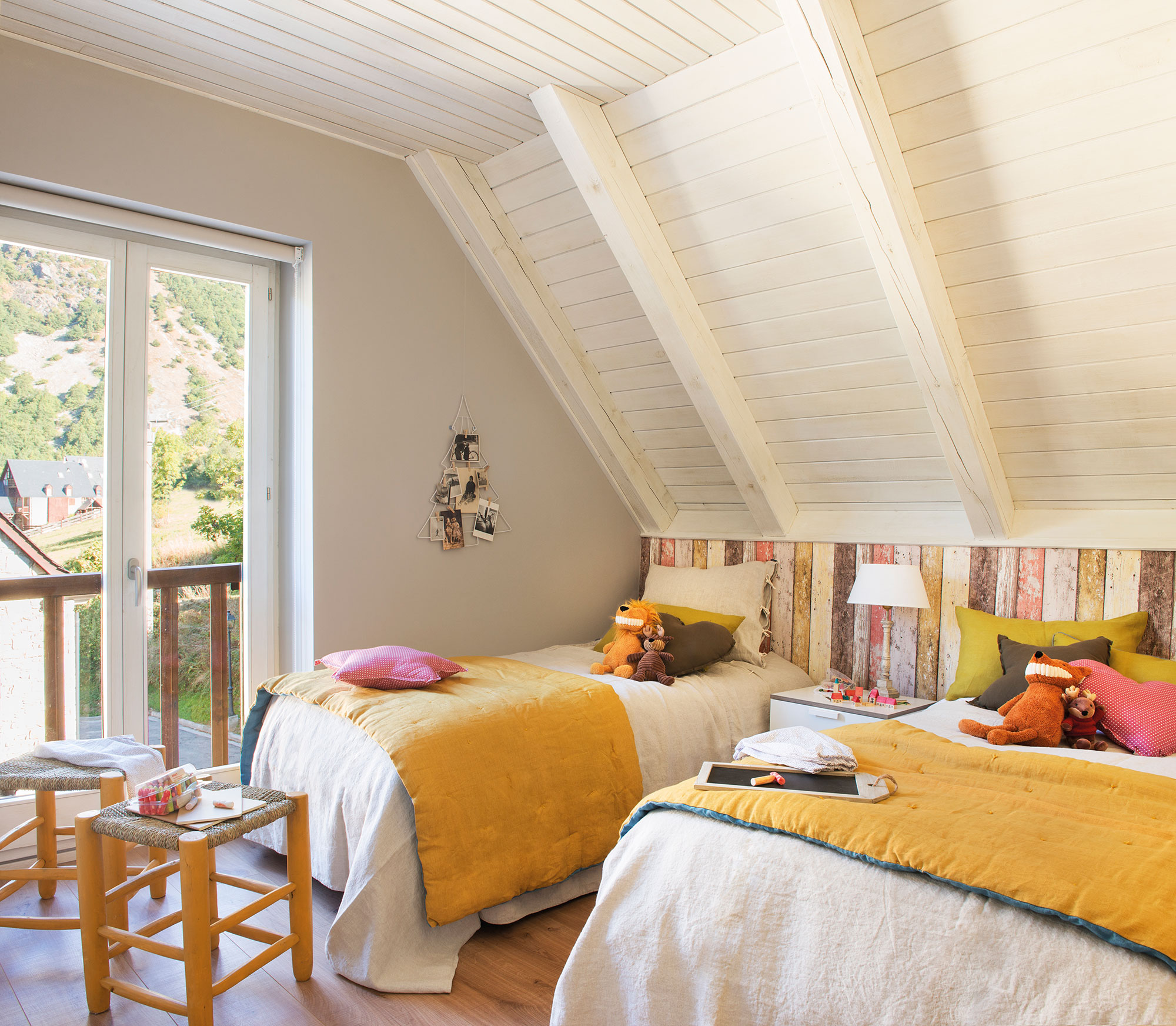 decorar los pies de la cama con una banqueta de de enea