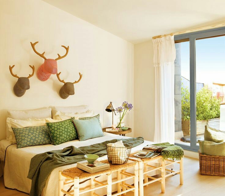 decorar los pies de la cama con una banqueta de de enea