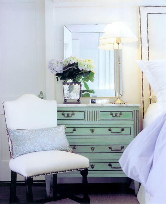 el antes y después de una antigua cómoda actualizada en verde agua