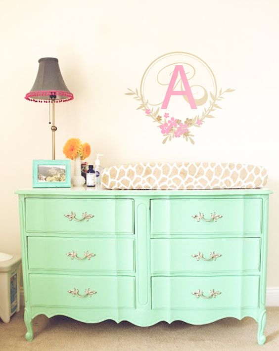 Antes y después de una antigua cómoda actualizada en verde agua