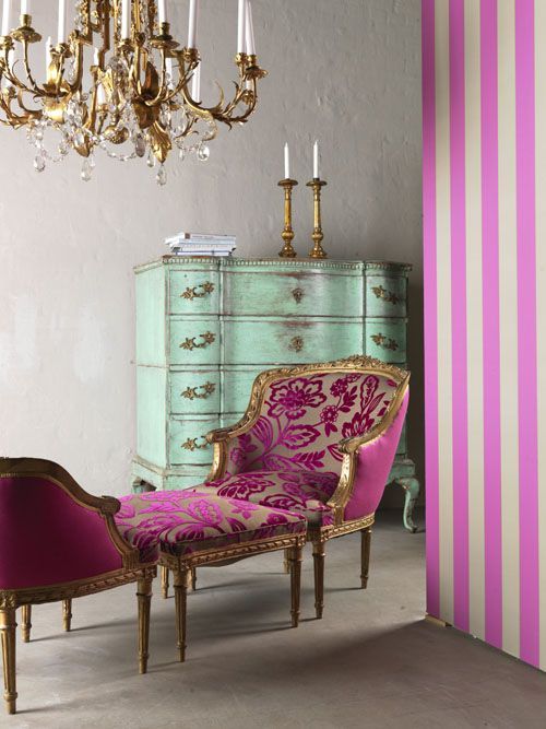 Antes y después de una antigua cómoda actualizada en verde agua