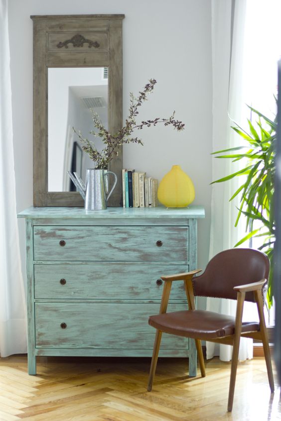 Antes y después de una antigua cómoda actualizada en verde agua