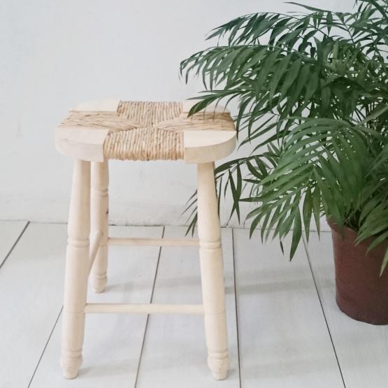 https://bohemianandchic.com/banquetas-y-taburetes/taburete-de-enea-natural