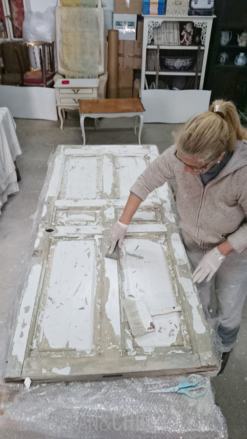 Un cabecero de cama personalizado hecho con puertas recuperadas