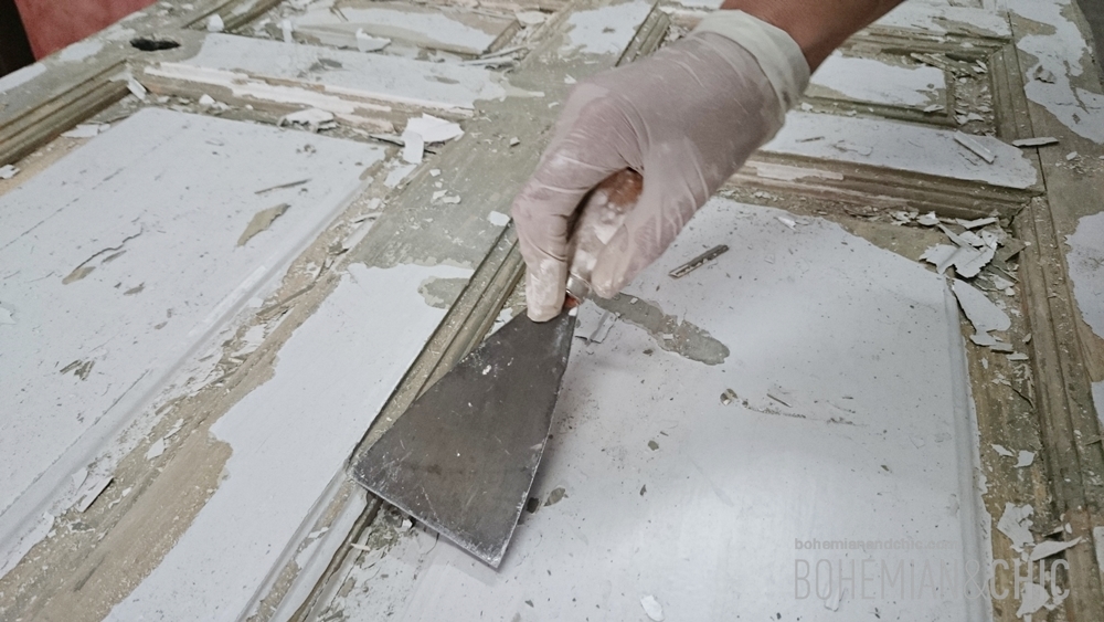 Un cabecero de cama personalizado hecho con puertas recuperadas