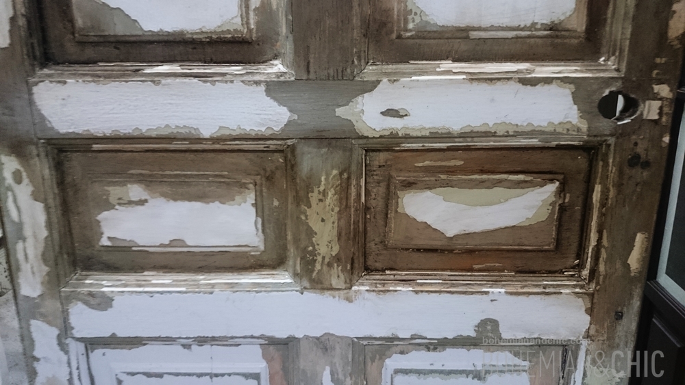 Un cabecero de cama personalizado hecho con puertas recuperadas