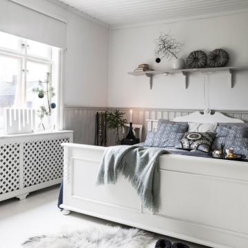 Un casa vestida para Navidad en blanco y verde