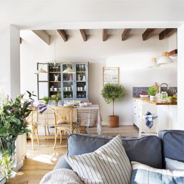 Una casa en el campo con vistas al mar