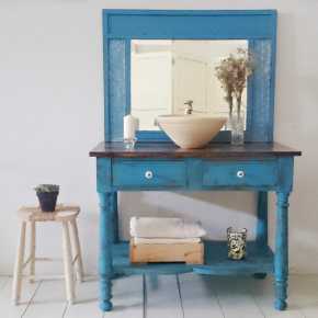 mueble de baño en azul decapado