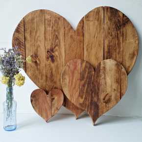 Juego de tres corazones en madera para bodas