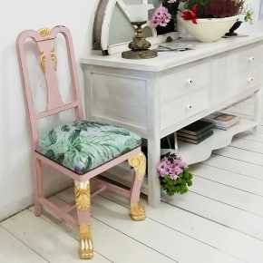 Antigua silla en rosa y oro