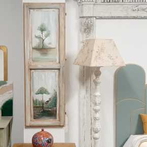 Cuadro con motivo campestre sobre puerta antigua