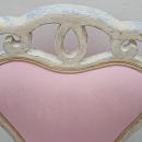 Silla vintage en blanco y terciopelo rosa