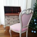 Silla vintage en blanco y terciopelo rosa