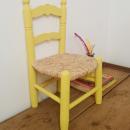 silla infantil en amarillo