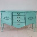 Aparador mint patas cabriolé con tallas en puertas