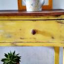 Antigua mesa tocinera en amarillo decapado y madera