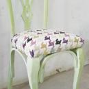 Cuatro sillas vintage en diferentes tonos pastel