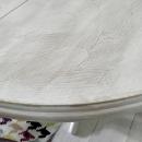 mesa de comedor redonda en blanco y gris decapado