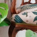 sillón antiguo tallado y tapizado selvático