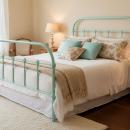 Cama estilo retro en tono verde menta