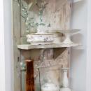 Estantería artesanal creada con puerta antigua 