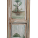 Cuadro con motivo campestre sobre puerta antigua