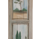 cuadro con motivo de naturaleza sobre puerta antigua