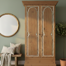 Armario creado con puertas antiguas talladas