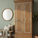 Armario creado con puertas antiguas talladas