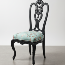 silla antigua actualizada en tono negro mate y asiento tapizado floral turquesa