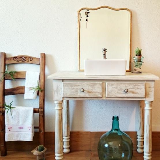 Mueble de baño decapado en blanco antiguo