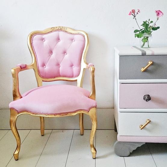 sillon vintage en oro y rosa