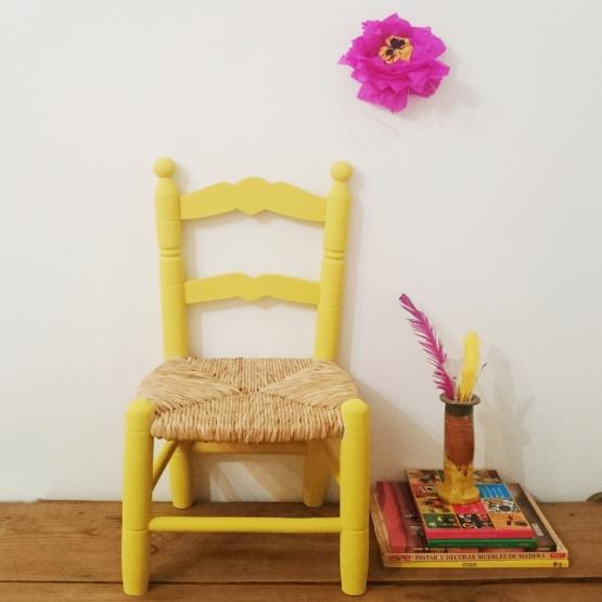 silla infantil en amarillo