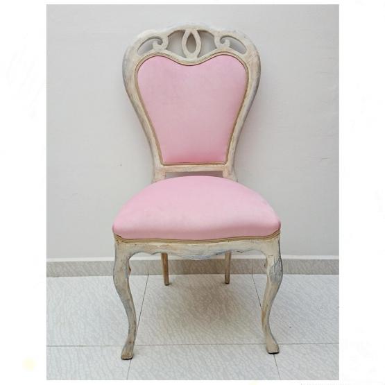 Silla vintage en blanco y terciopelo rosa