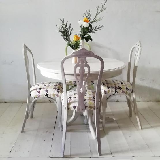 Mesa de comedor redonda en blanco y gris decapado