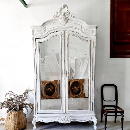 Antiguo armario francés estilo Luis XV en blanco decapado