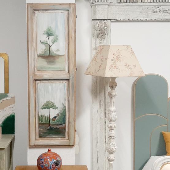 Cuadro con motivo campestre sobre puerta antigua