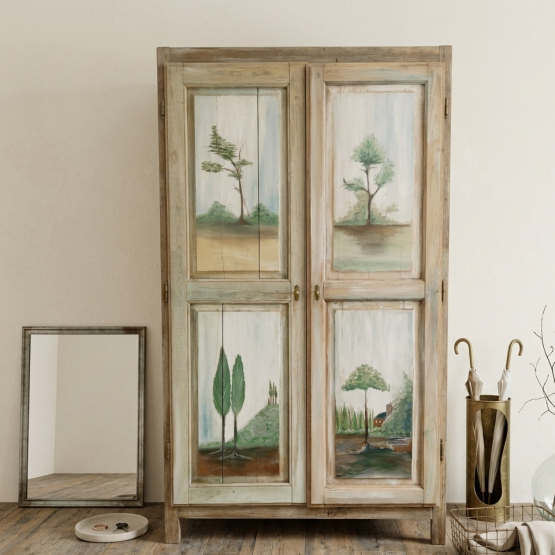 Armario artesanal dos puertas decoradas con motivos naturales