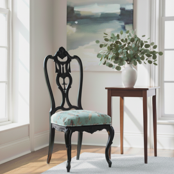 decoración de espacio con silla antigua tallada y pintada en negro mate